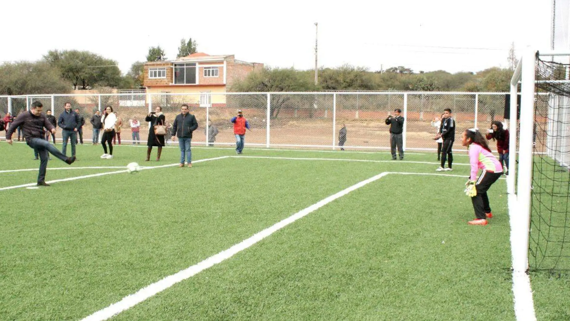 Alumnos de la telesecundaria Justo Sierra de la comunidad de Santillán, Tequisquiapan se